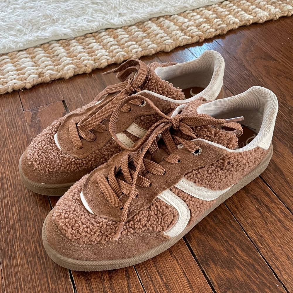 Women's Brown Bucle Sneakers size 7.5 38 EU